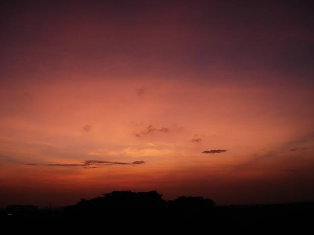 سبب تغير لون السماء وقت الغروب