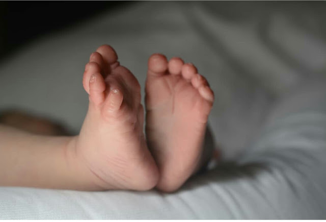 أقدام طفل رضيع أقدام طفل رضيع