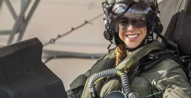 فتاة تقود طائرة مشاة البحرية 
