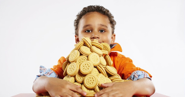 كيفية التعامل مع الطفل الطماع كيفية التعامل مع الطفل الطماع