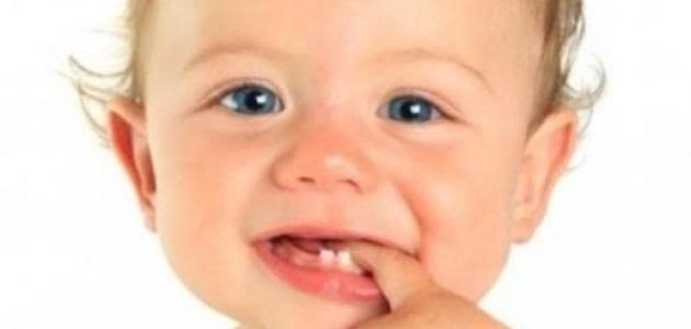 صورة طفل يعاني من آلام التسنين صورة طفل يعاني من آلام التسنين