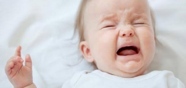 الطفل الرضيع يبكي بدون دموع الطفل الرضيع يبكي بدون دموع