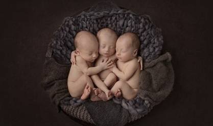 أم تتخلى عن أطفالها في الأقصر 