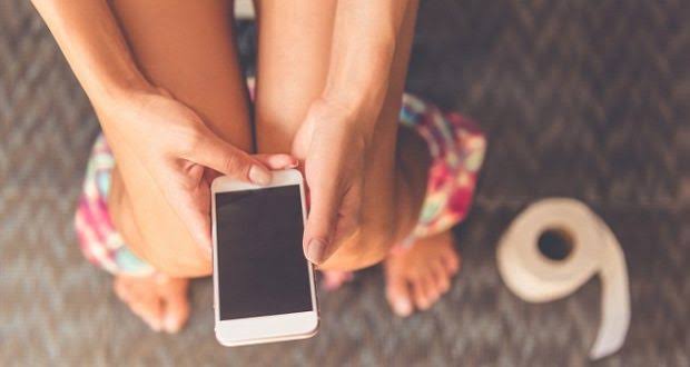 إدخال الهاتف للمرحاض يسبب البواسير