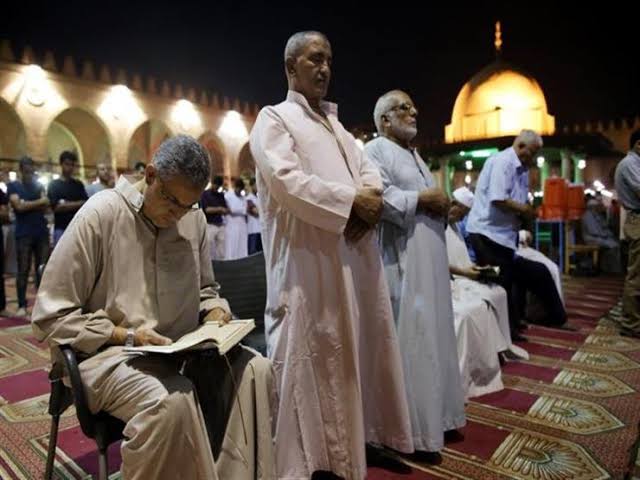 ما حكم الصلاة جلوسًا؟.. الأزهر يجيب