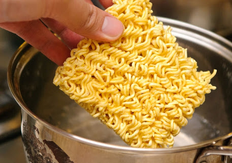 أكلة سريعة التحضير ولكن لها أضرار خطيرة.. الإندومي أكلة سريعة التحضير ولكن لها أضرار خطيرة.. الإندومي