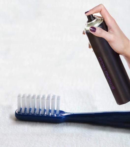 فرشاة الأسنان ومثبت الشعر