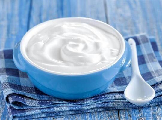 فوائد صحية لتناول الزبادي في السحور