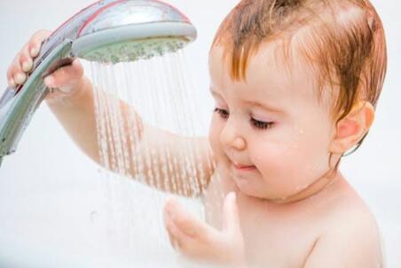 قواعد استحمام الطفل الرضيع 